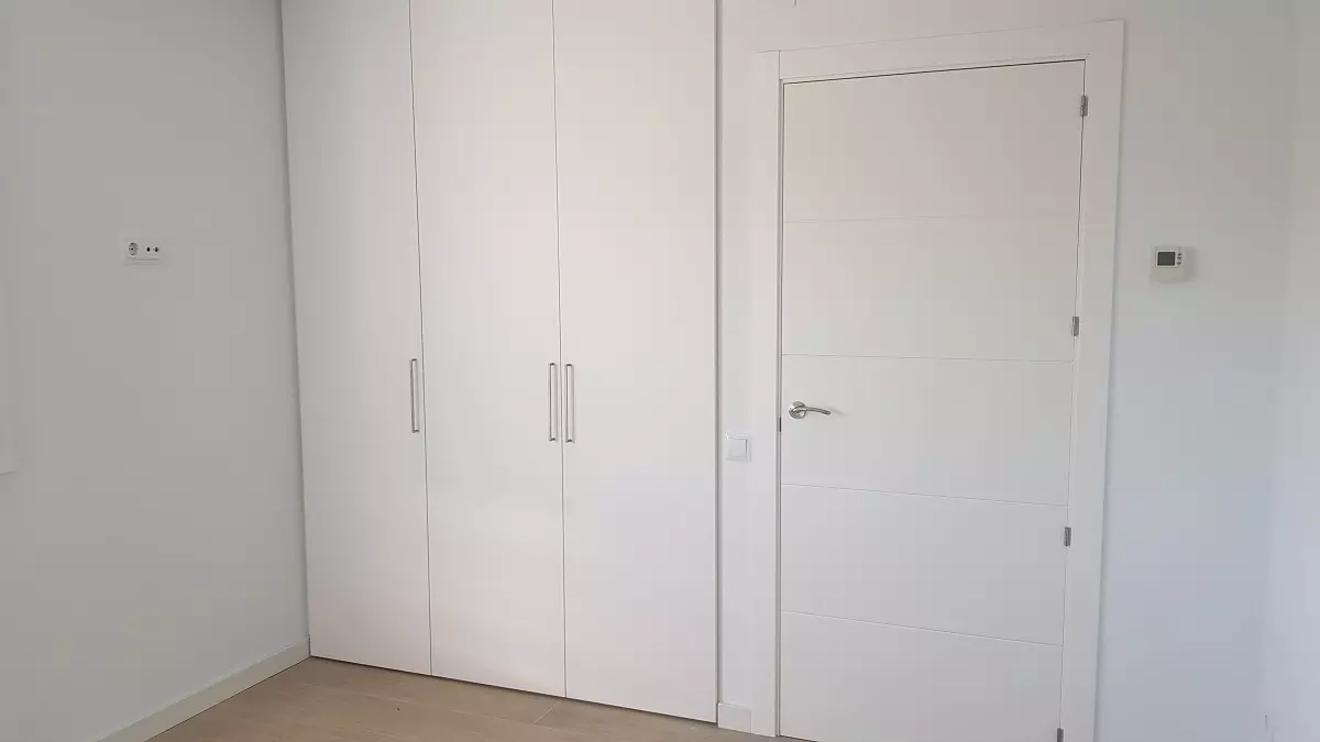 puerta y armarios empotrados blancos Armarios empotrados Huesca