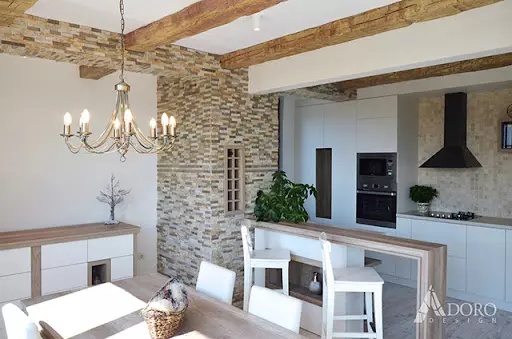 cocina con bigas de madera techo